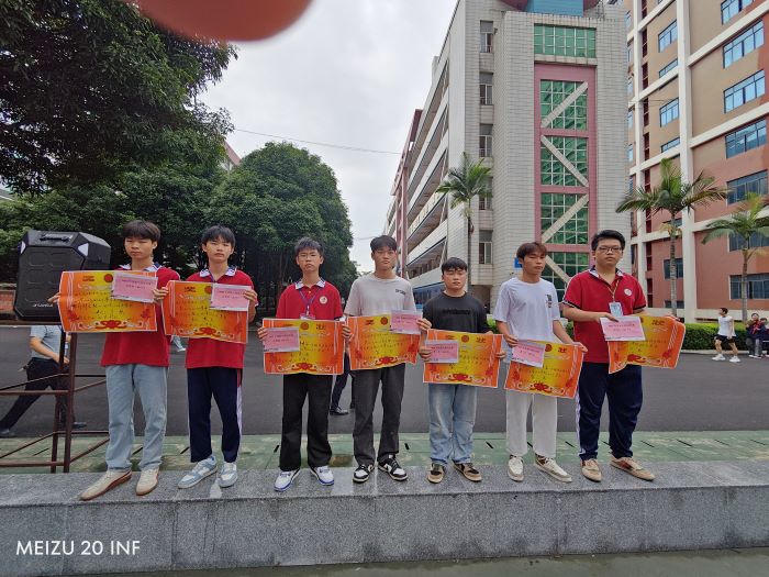 获奖班级领取奖状和奖金.jpg