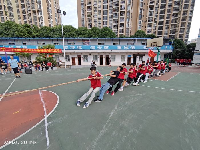 学生拔河比赛激烈进行.jpg