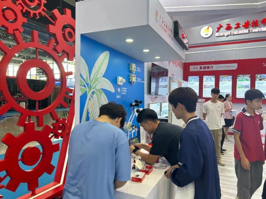 E:\01-信息商贸系党支部\01-支部工作\上交材料\2023年上交材料\04-宣传工作\12-物联网技术展示：信息系师生参加中国—东盟高技能人才成果展11.3\AA6C794A1FA4F1F4EF55ECC0EFC8C533.png