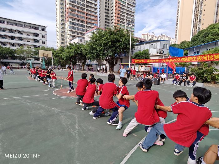 学生积极参加拔河比赛.jpg