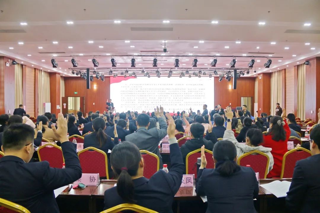 8.图为代表们以举手表决的形式通过大会各项决议.jpg