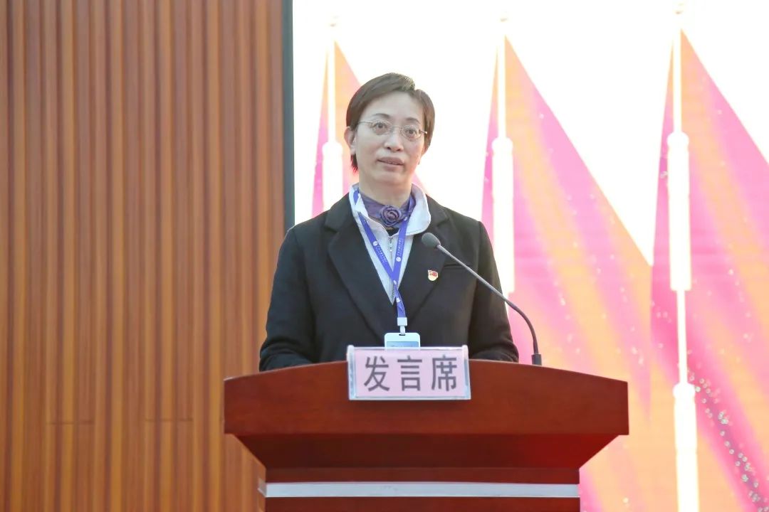3.图为党委副书记、纪委书记雷敏主持大会.jpg