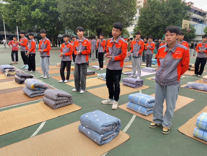 学生叠被子比赛.JPG