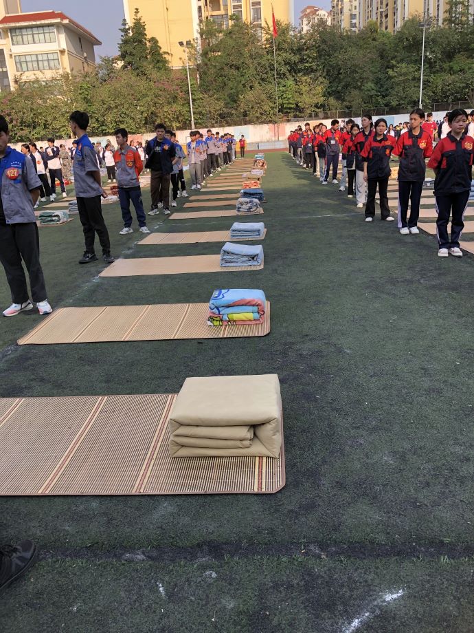 学生参加叠被子比赛.jpg