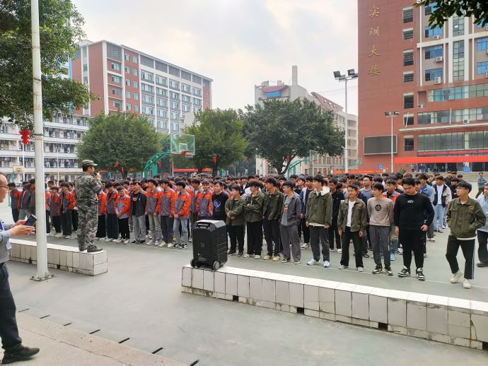 教官整理队伍.jpg