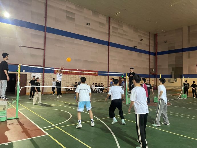 学生正在气排球比赛.jpg