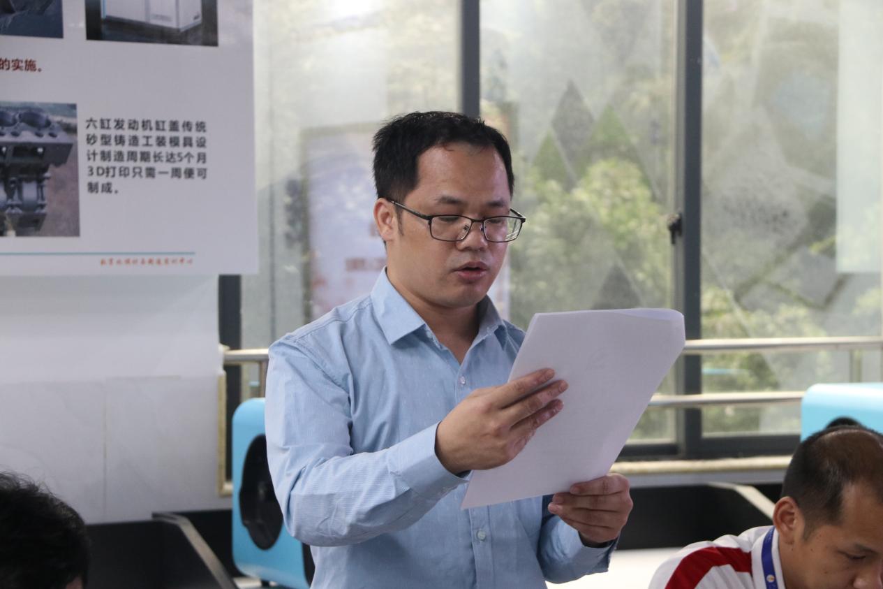 发展对象黎秋坚宣读入党志愿书