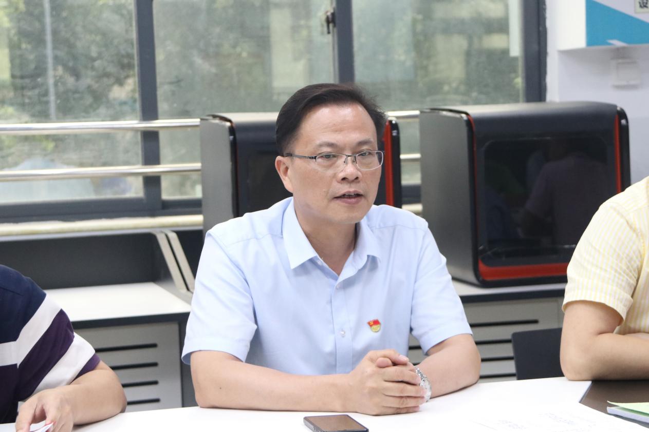 学院党员委员做指示