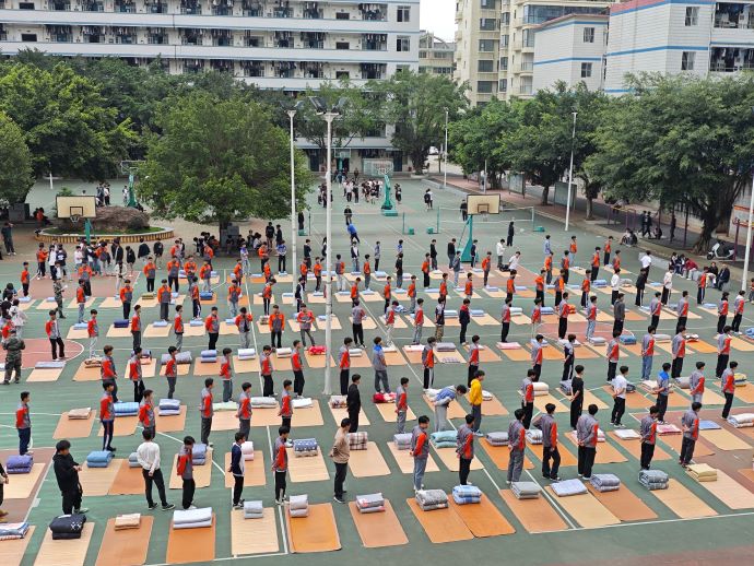 学生叠被子比赛场景.jpg