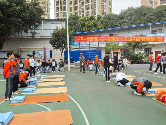 学生正在精心叠被子.jpg