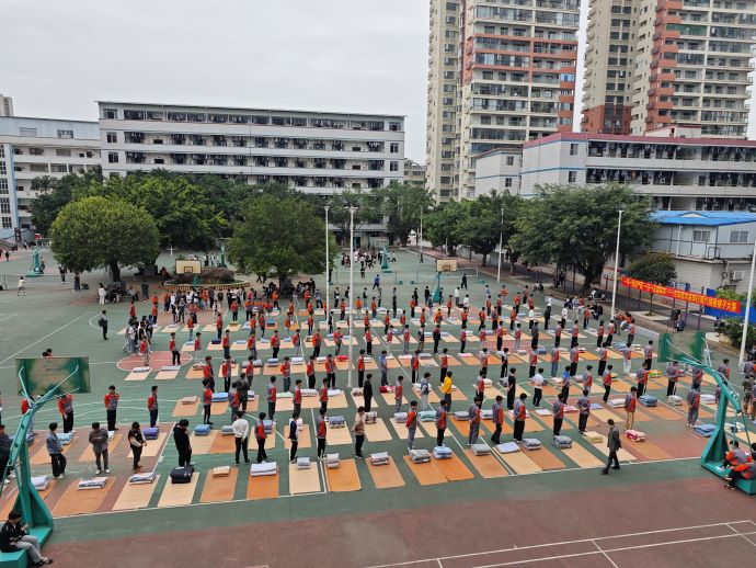 学生叠被子比赛.jpg