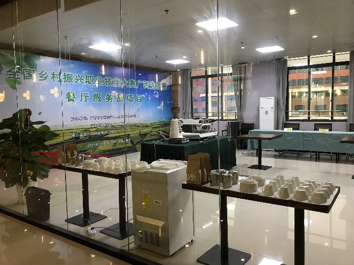 房间里的餐厅

中度可信度描述已自动生成
