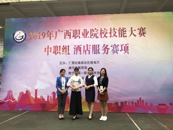 图片包含 站, 前, 人们, 标志

描述已自动生成