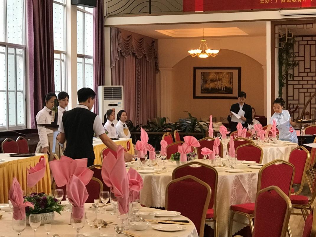 图片包含 桌子, 室内, 人, 窗户

描述已自动生成
