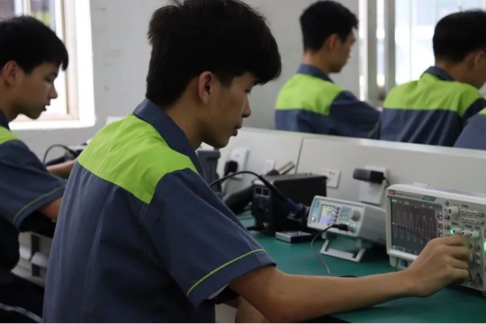 13.学生正在开展电子产品调试训练.png