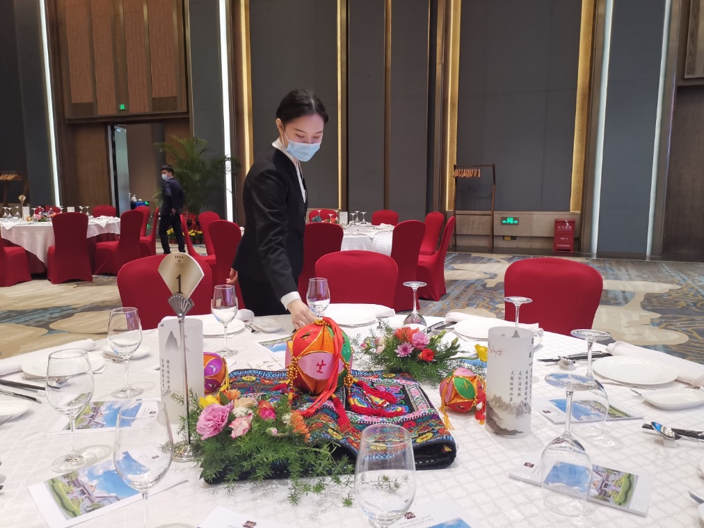 图片包含 桌子, 室内, 窗户, 用餐

描述已自动生成