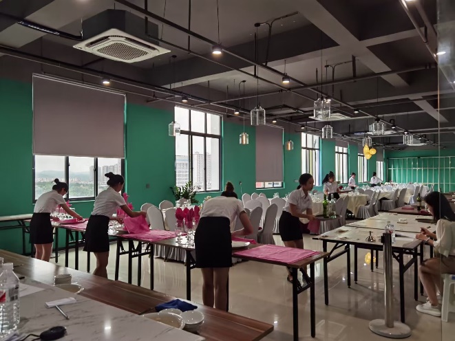 许多人在餐厅里

中度可信度描述已自动生成