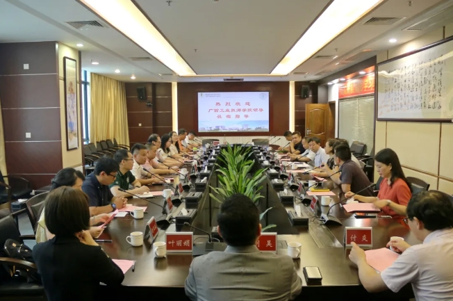 1.座谈会现场.jpg