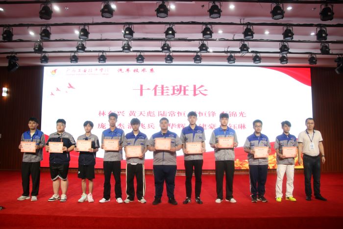 唐启贵主任为十佳班长颁奖.JPG