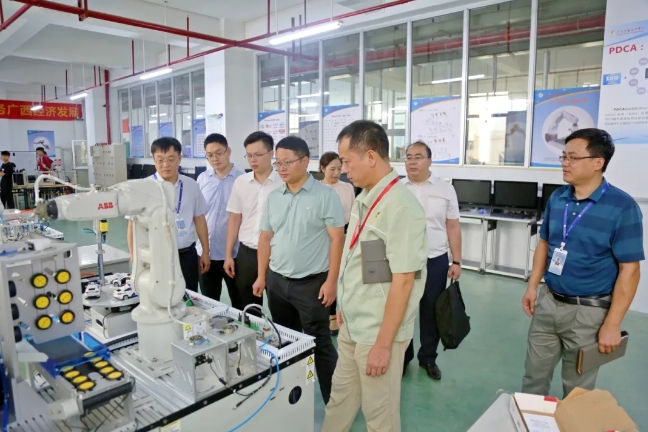 2.参观广西工业技师学院工业机器人系统集成实训室.jpg