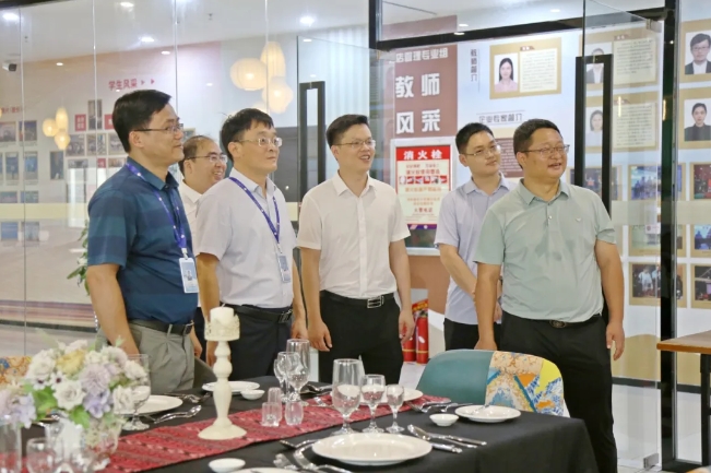 3.参观广西工业技师学院中西餐实训室.jpg