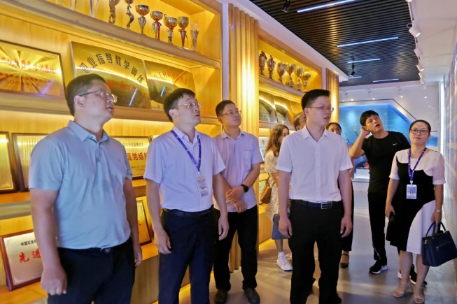 1.参观广西工业技师学院校史馆.jpg