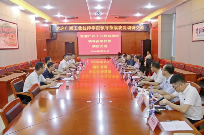 9.座谈会现场.jpg
