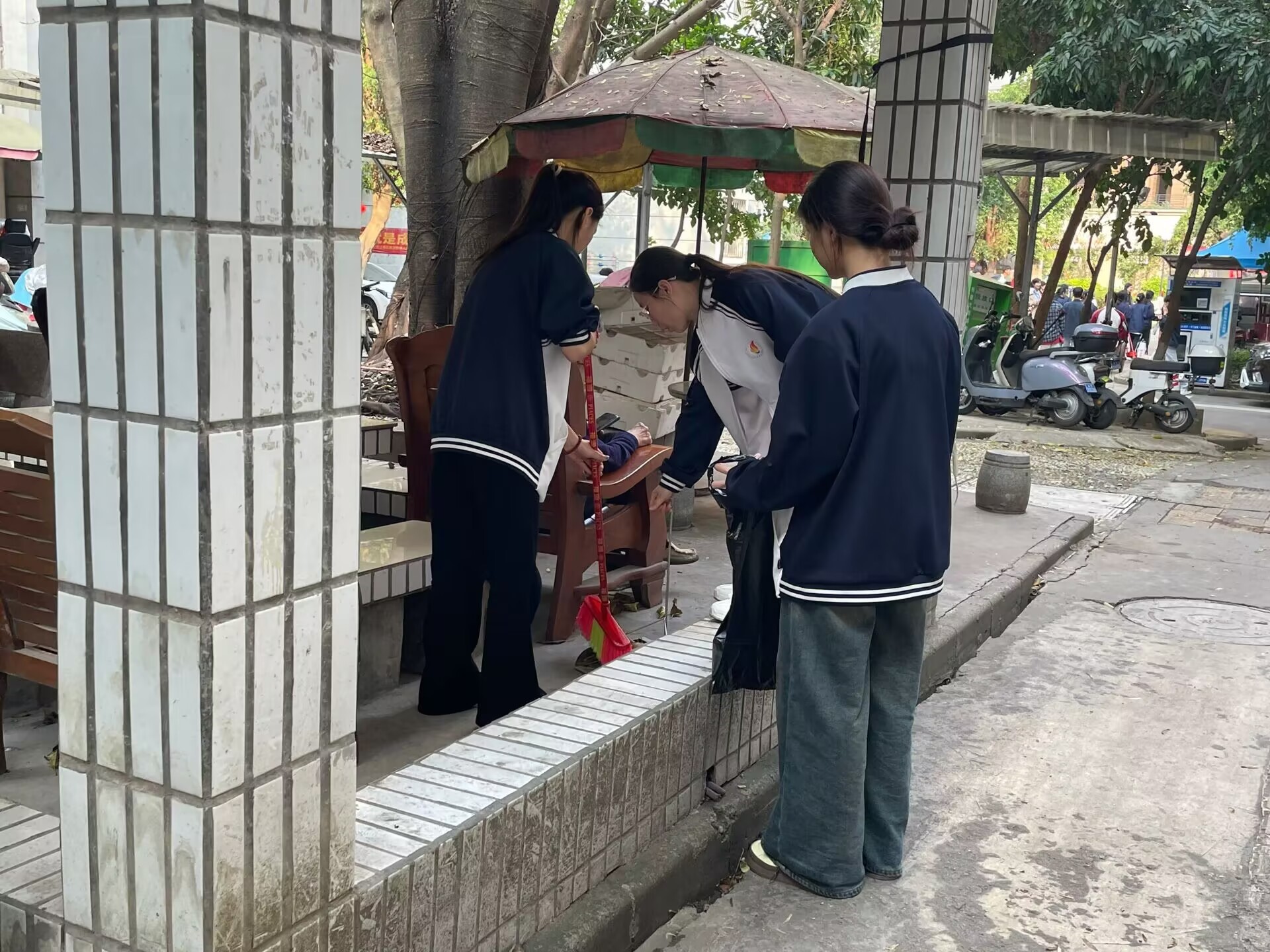 扫地.jpg