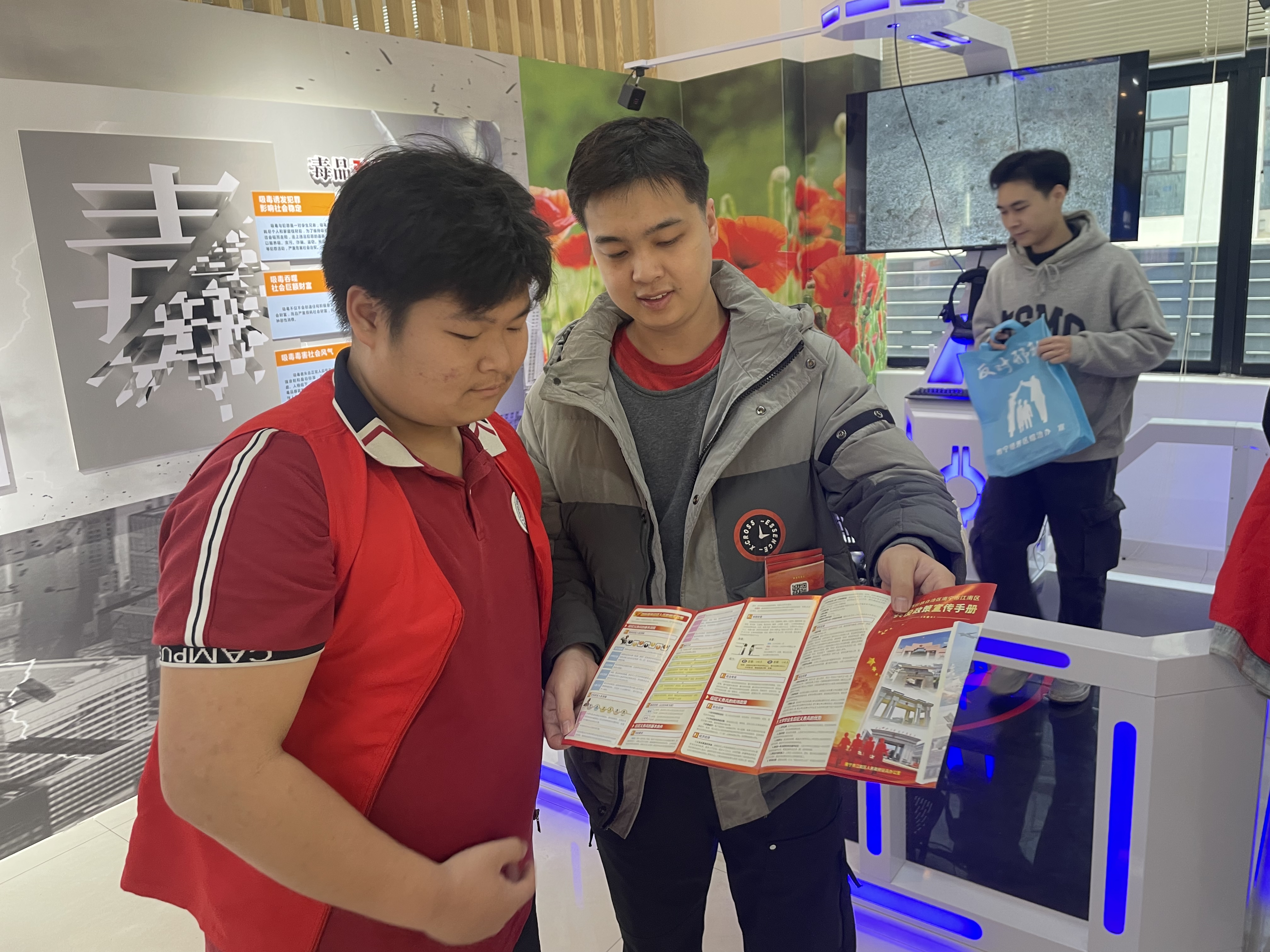 发放宣传册 (1).jpg