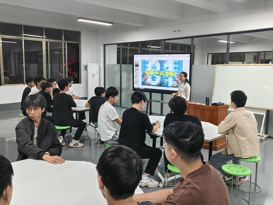 2022级汽修11班开展防溺水安全教育主题班会.jpg