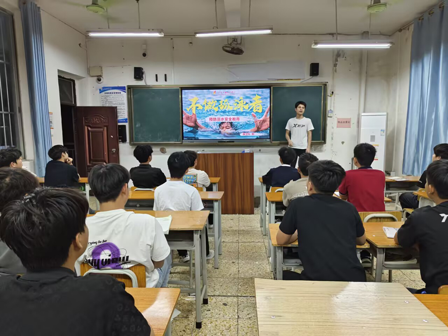 2023级汽修2班开展防溺水安全教育主题班会.jpg