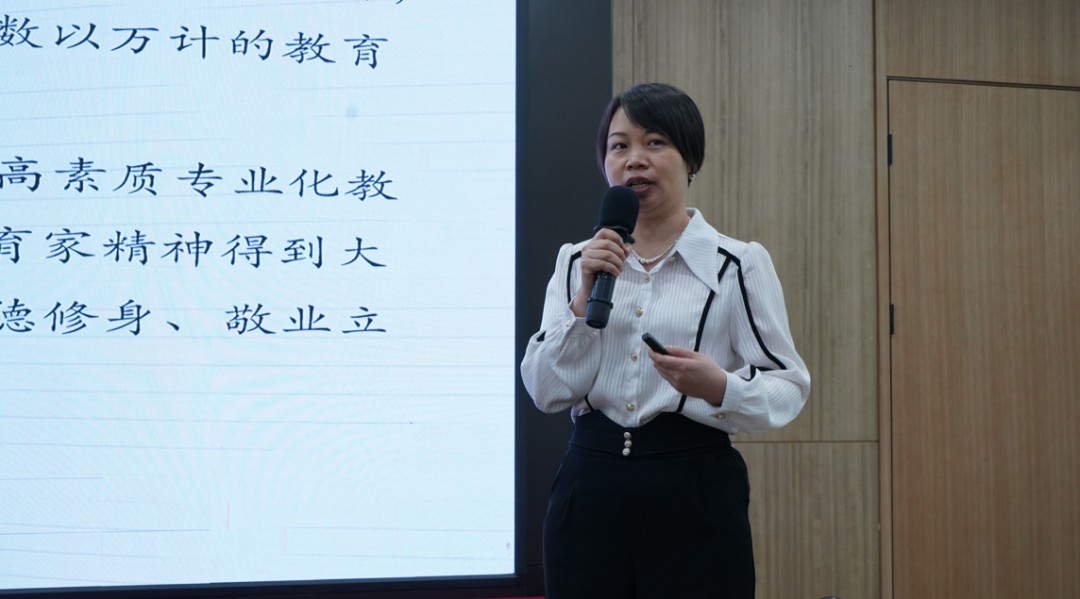 3.广西工业技师学院丘菊老师上台分享教学经验.jpg