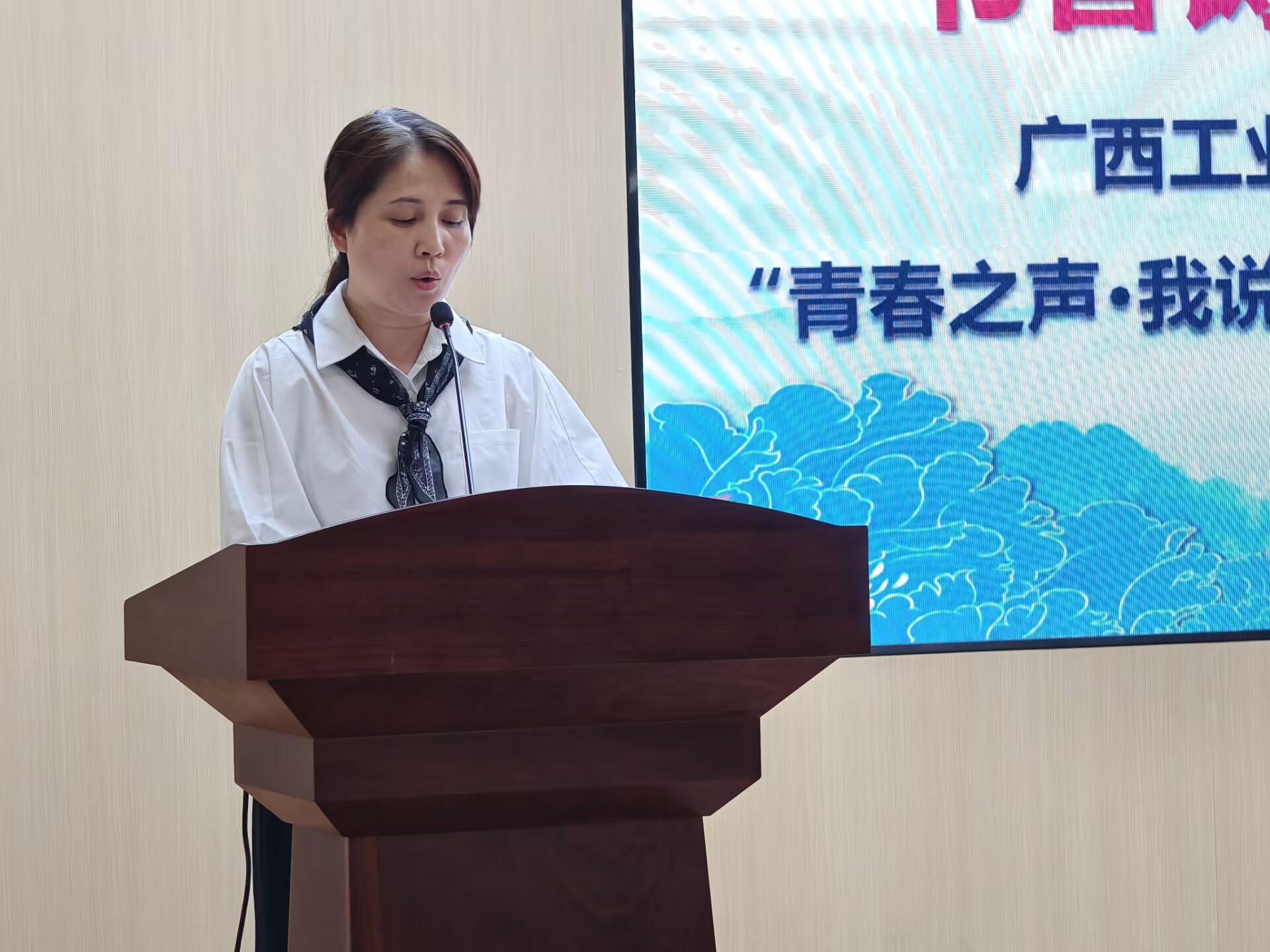 教务科长周晓阳宣读评分标准.jpg 教务科长周晓阳宣读评分标准.jpg