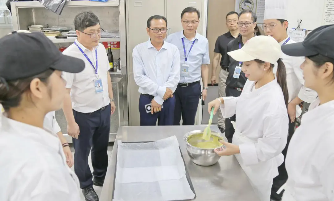 老挝驻中国大使馆教育文化参赞靳达望先生一行莅临烹饪实训中心指导工作.webp
