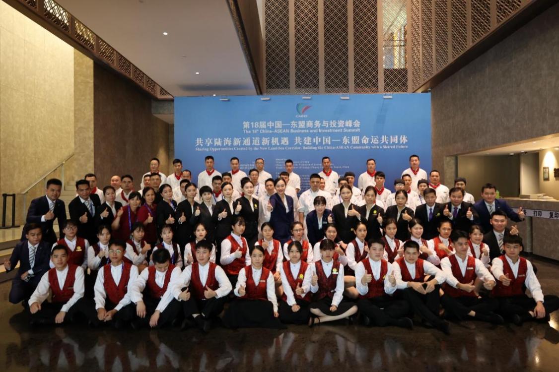 一群人站在台上

中度可信度描述已自动生成 一群人站在台上

中度可信度描述已自动生成